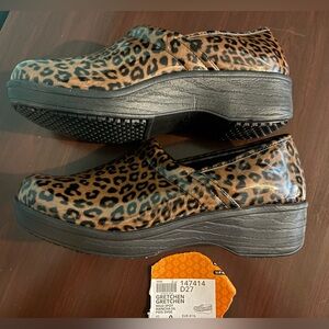 Safe T Step Cheetah Womens Gretchen Shiny Manmade Materials Clogs Sz 9 Anti-slip